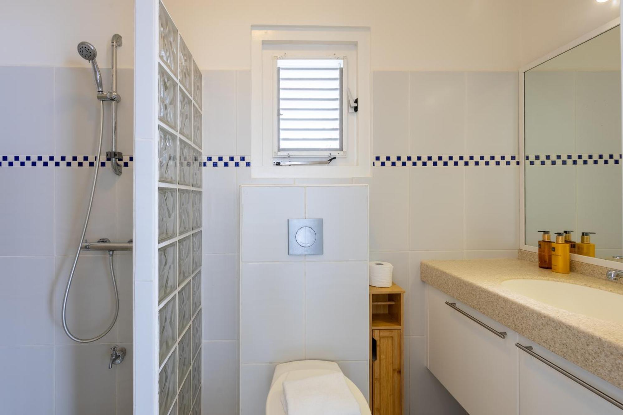Coral Estate Holidays Willibrordus Room photo